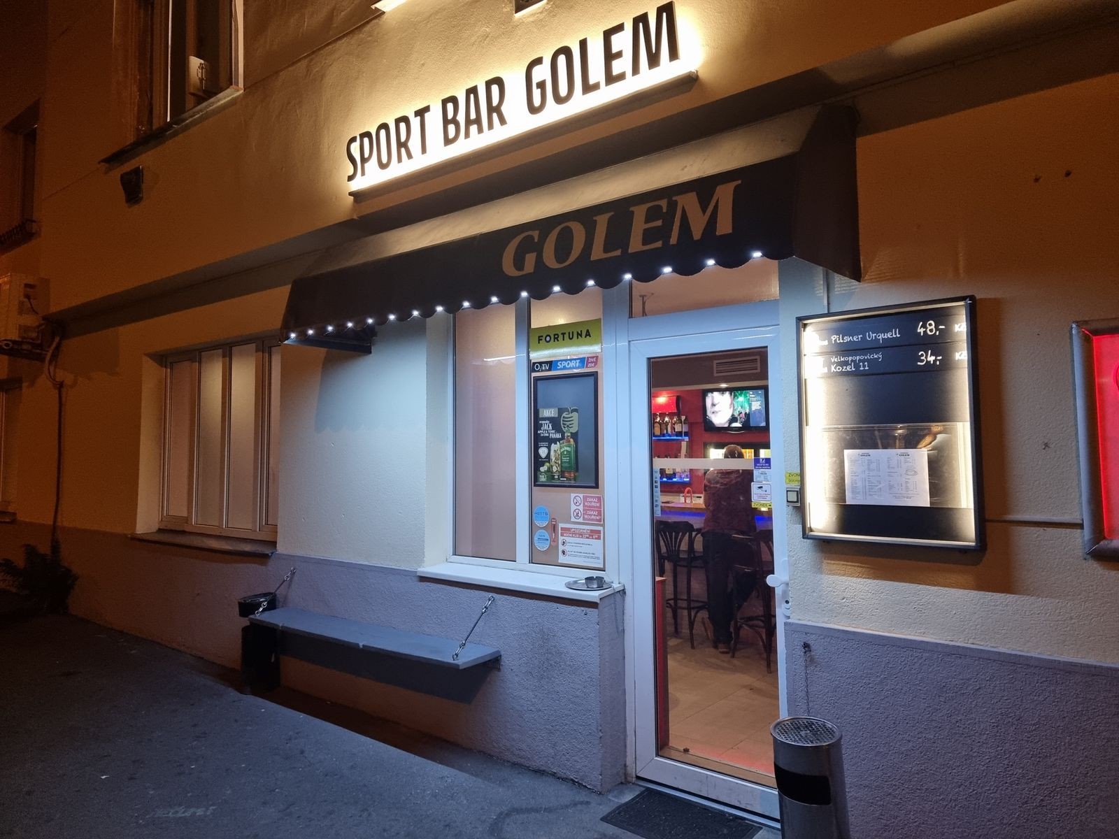 Venkovní pohled na vchod do Sportbaru GOLEM z ulice Ke Skalkám